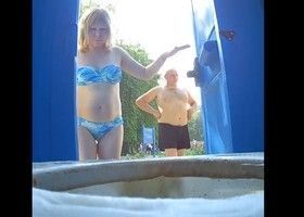 Забежала поссать в биотуалет и не заметила там камеру