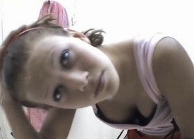 За девушкой подсматривают на пляже в душевой кабинке