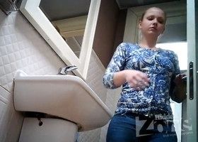 Девушка с аппетитной попой попалась в туалете на камеру