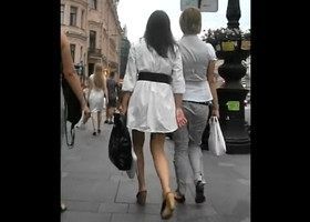 Парень ходит по улице и заглядывает под юбки