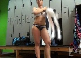 Подглядывание в раздевалке за переодевающейся девушкой