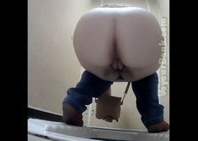 Съемка скрытой камерой в женском туалете