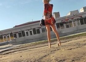 Парень подглядывает под платье на трамвайной остановке