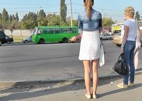 Преследует девушку и подглядывает под юбку