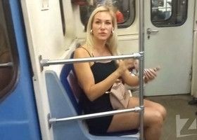 Шпионит за девушкой и подсматривает под платье