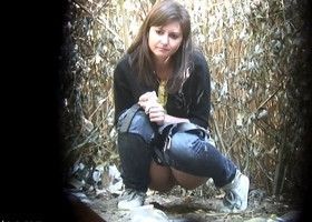 Подглядывают как писает симпатичная девушка