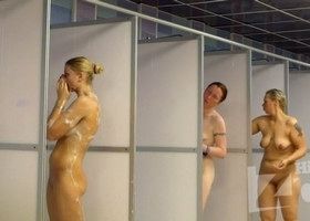 Развратник наблюдает за женщинами в душевой через скрытую камеру