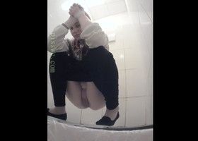 Парню нравится подсматривать за девушками когда они писают