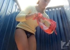 Женщина с опаской переодевается в пляжной кабинке
