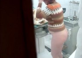 Парень подсматривает в кабинете гинеколога во время медицинского осмотра