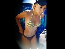 Дрочер подсматривает как девушка переодевается в пляжной кабинке