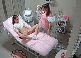 Косметолог делает девушке эпиляцию между ног