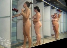 В общем душе снимают помывку молодых девушек и зрелых дам