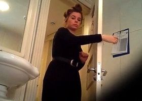 Девушка зайдя в туалет пописала а потом занялась мастурбацией