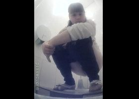 Глазастая девка заметила в туалете скрытую камеру