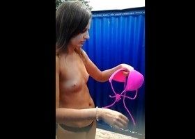 Подсмотрели за девушками в пляжной раздевалке