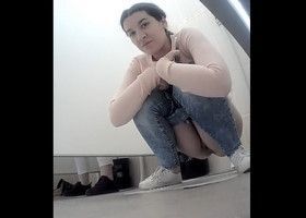 Девушка писает на корточках в туалете техникума