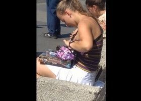 Какая красота у девушки под юбкой