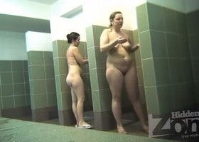 Взрослые подруги пришли в душевую и попались на скрытую камеру