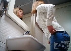 Камера скрытого видеонаблюдения снимает в туалете