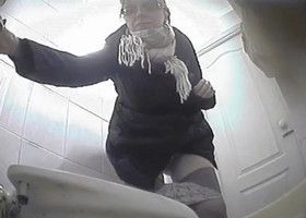 Девки срут в туалете не зная про скрытую камеру