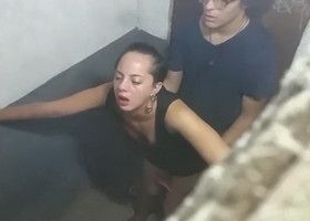 В туалете клуба засняли незаметно засняли секс на камеру