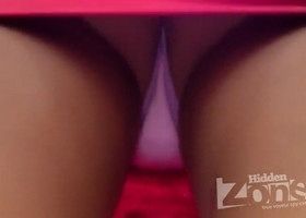 Молодая брюнетка в розовых трусиках