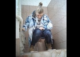 Студентки писают в туалете московского универа