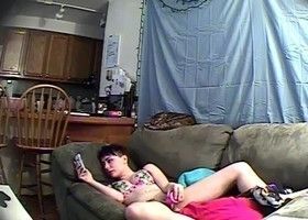 Девушка легла на диван и занялась мастурбацией