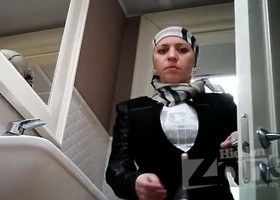 Голые засветы девушек в туалете