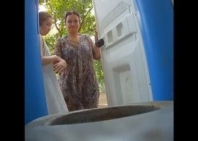 В кабинке туалета подглядывают за девушкой справляющей нужду