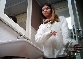 Девушка пошла в туалет не зная что за ней подсмотрят
