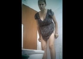 Развратник подглядывают в женском туалете за девками