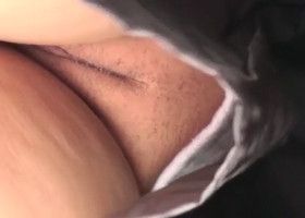 Блондинка гуляет по городу не надев трусы