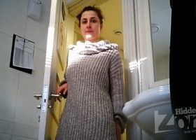 Пошляк подсмотрел в туалете за девушкой