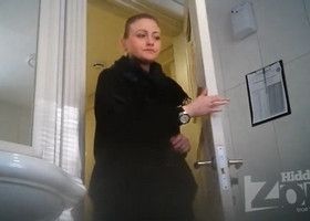 Парень решил понаблюдать в туалете за писающими девушками