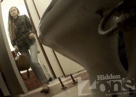 Засняли лал писает девушка в общественном туалете