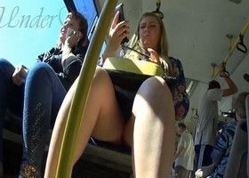 Блондинка раздвинув в автобусе ноги показывает трусы