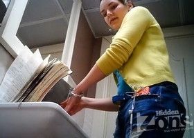 Засвет симпатичной девушки в туалете