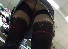 Чулки и юбку надела а трусы оставила дома