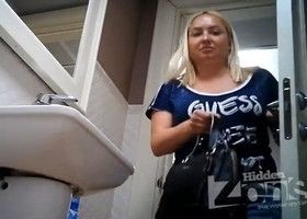 Взрослая тетка с массивной попой писает в туалете