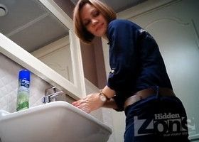 В туалете подловили и заняли девушку во время писсинга