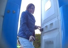 Женщина в очках писает в биотуалете