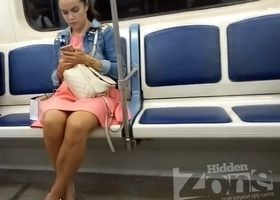 Подсмотрел на эскалаторе трусы под платьем