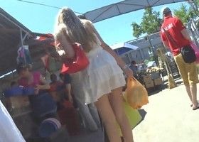 Девушка светанула под платьем свои трусы