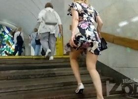 Идет за девушкой и подглядывает ей под платье