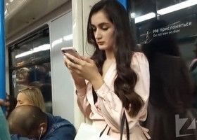 Под платьем у девушки в метро