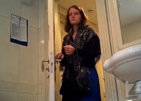 В женском туалете подсматривают за девушкой