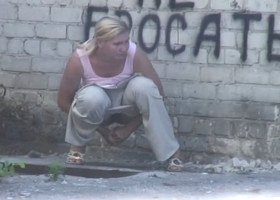 Писает на улице у моет руки мочой