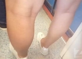 Парень подсматривает девушке под платье в электричке